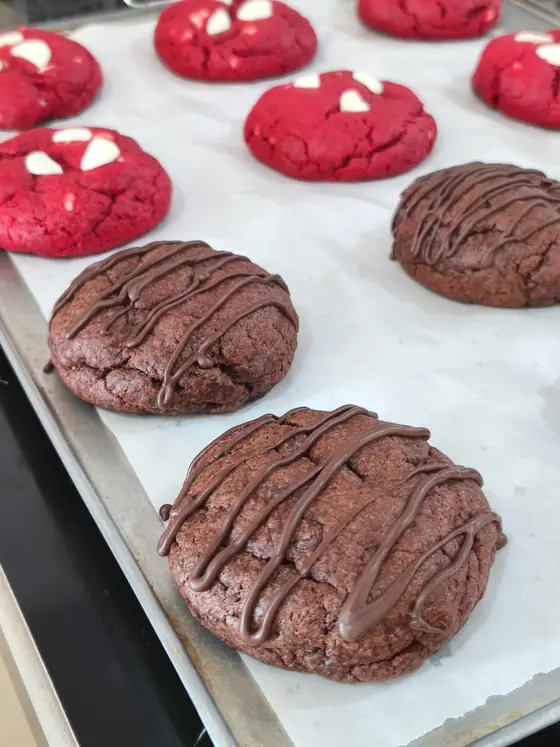 Bandeja de cookies red velvet y de chocolate recién salidas del horno