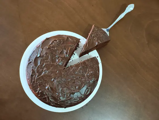 Bol con masa de torta de chocolate recién batida y espátula