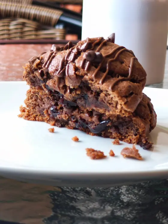 Porción de torta de chocolate con capas de cookie y baño de chocolate